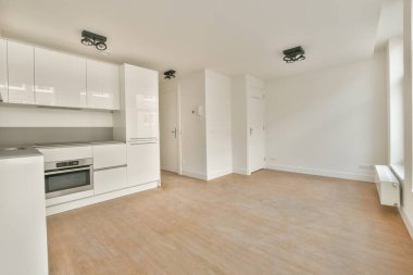 Minimalist tarzda küçük bir mutfak.