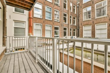 Metal çitli dar bir balkon.