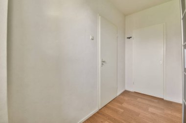 Büyük bir dolabı olan küçük bir oda.