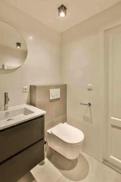 Die Einrichtung des Badezimmers in einem gemütlichen Haus — Stockfoto