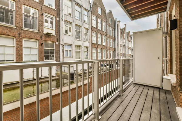 Mały, wąski balkon z metalowym ogrodzeniem — Zdjęcie stockowe