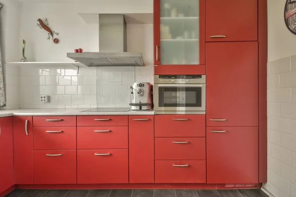 Kleine Küche mit roten Möbeln — Stockfoto