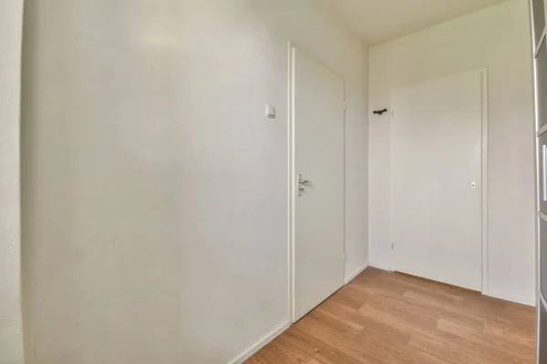 Mały pokój z dużą szafą — Zdjęcie stockowe