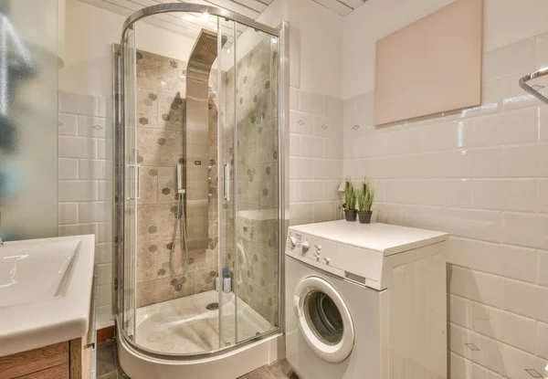 Banheiro cercado por azulejos brancos — Fotografia de Stock