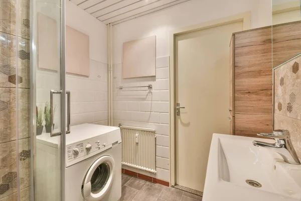 Badezimmer umgeben von weißen Fliesen — Stockfoto