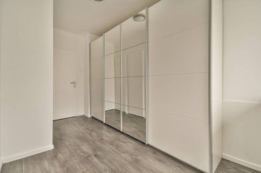 Büyük bir gardırobu olan küçük bir soyunma odası.