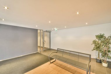 Çok katlı bir binanın lobisi.