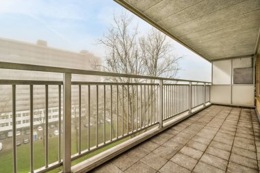 Büyük, eski moda balkon.