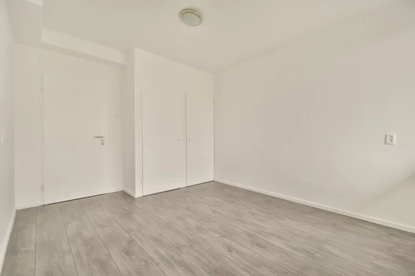 Небольшая пустая комната в современном доме — стоковое фото