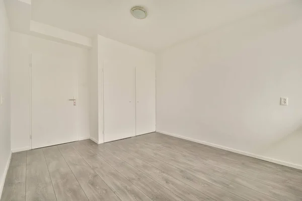 Een kleine lege kamer met in een modern huis — Stockfoto