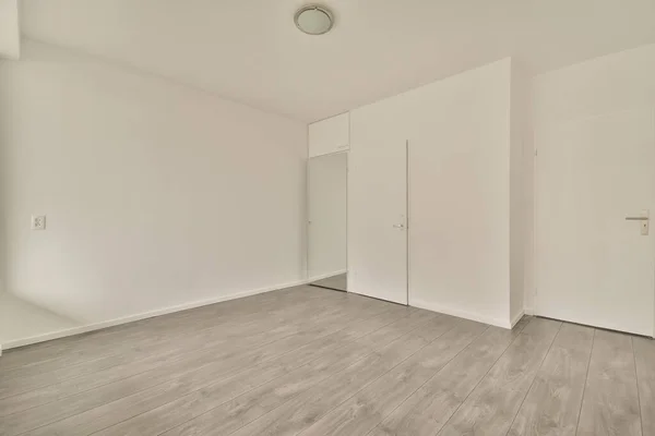 Een kleine lege kamer met in een modern huis — Stockfoto