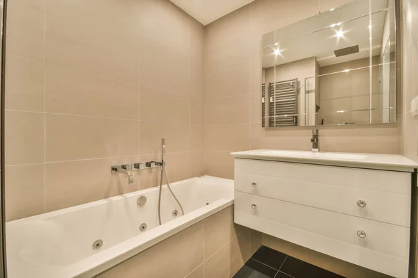 Badezimmer in beige Design — Stockfoto