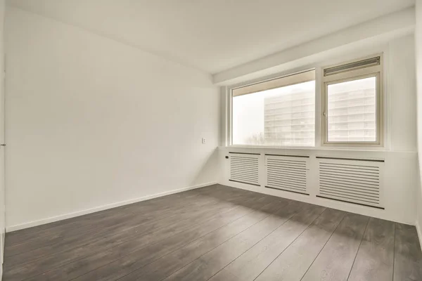 Ett litet tomt rum med tillgång till balkong — Stockfoto