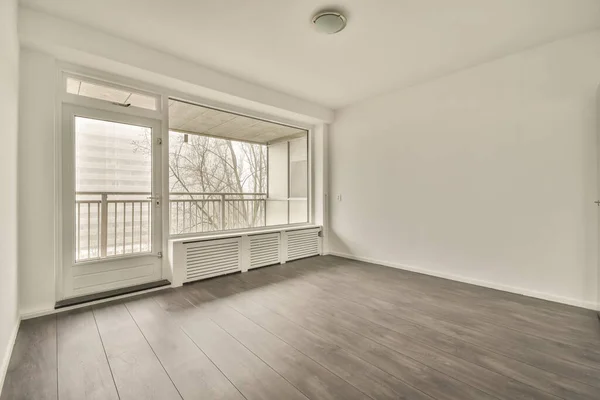 Ett litet tomt rum med tillgång till balkong — Stockfoto