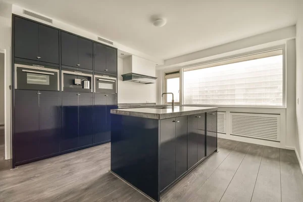 Litet kök med blå möbler — Stockfoto