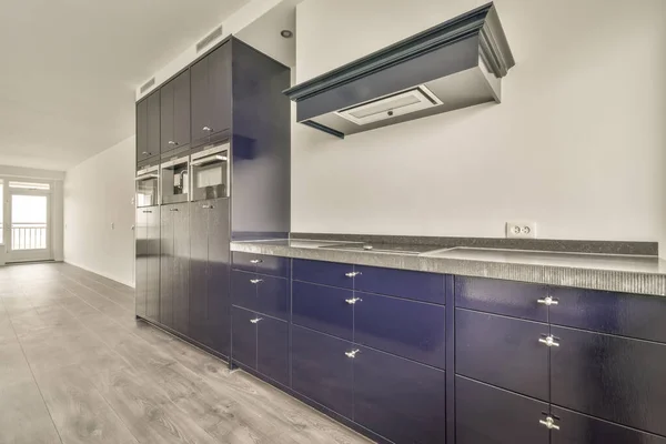 Litet kök med blå möbler — Stockfoto