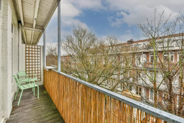 Ein langer Balkon mit Schilfzaun — Stockfoto