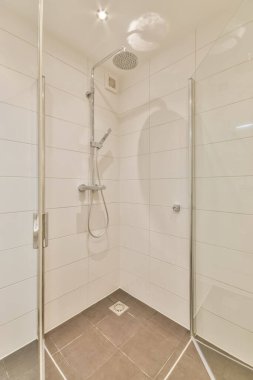 Modern bir banyo tasarımı.