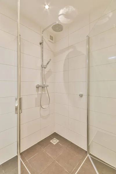 Дизайн современной ванной комнаты — стоковое фото
