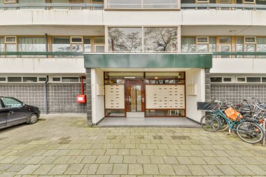 Modern bir binanın girişinin dış görünüşü.