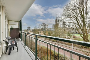 Şehir caddesine bakan küçük bir balkon.