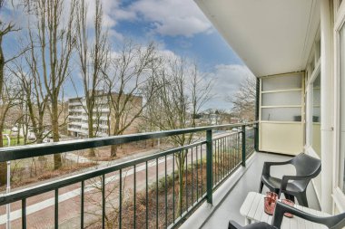 Şehir caddesine bakan küçük bir balkon.