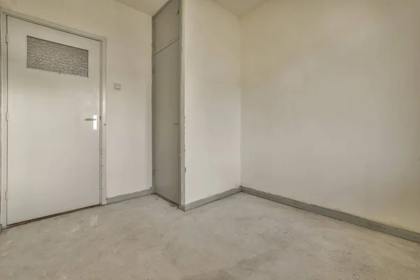 Una habitación pequeña y vacía en tonos blancos — Foto de Stock