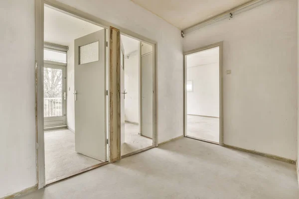 A small bright corridor in a small residential building — Stock Photo, Image