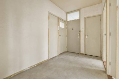 Küçük bir konut binasında küçük parlak bir koridor.