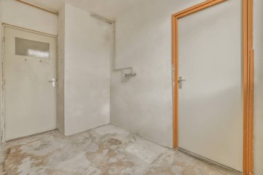 Küçük bir konut binasında küçük parlak bir koridor.