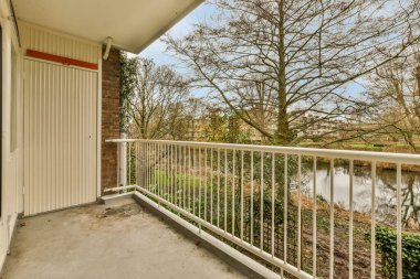 Rahat bir evde geniş bir balkon.