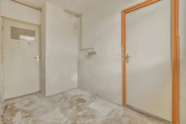 Egy kis világos folyosó egy kis lakóépületben. — Stock Fotó