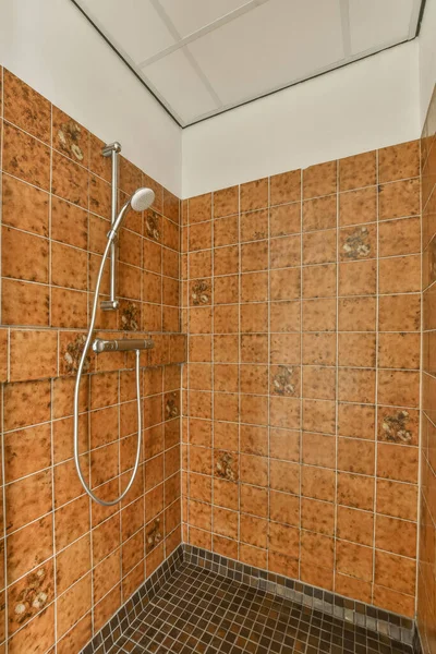 Fürdőszoba zuhanyzóval — Stock Fotó