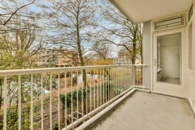 Rahat bir evde geniş bir balkon.