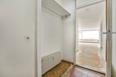 Beyaz tonlarda bir koridor