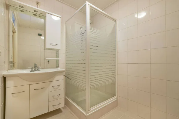 O interior de um banheiro em uma casa acolhedora — Fotografia de Stock