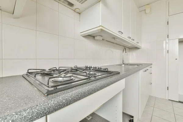 Cozinha com mobiliário branco e piso em azulejo — Fotografia de Stock
