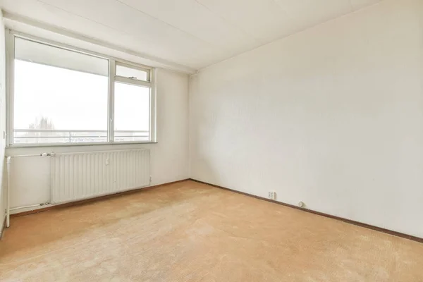 Ein leerer, geräumiger Raum mit großen Fenstern — Stockfoto