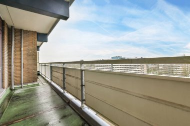 Şehir sokaklarını gören küçük bir balkon.