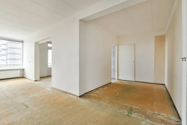 Um quarto espaçoso vazio com grandes janelas — Fotografia de Stock