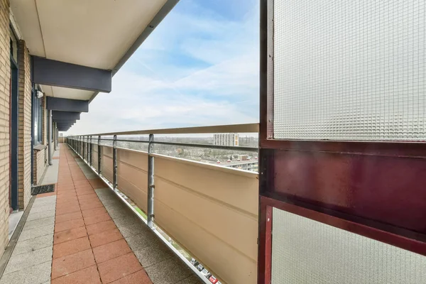Długi balkon z metalowym ogrodzeniem — Zdjęcie stockowe