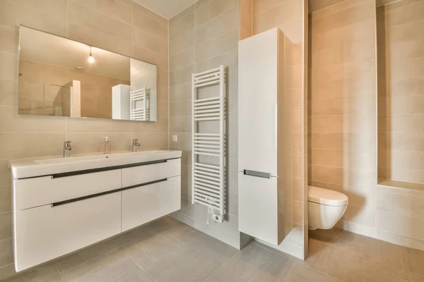 Salle de bain spacieuse avec carrelage beige — Photo