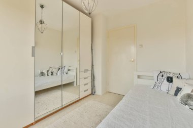 Küçük bir yatak odası ve büyük bir gardırop.