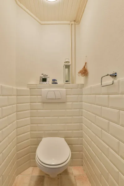 Salle de bain intérieure avec toilettes à charnières — Photo