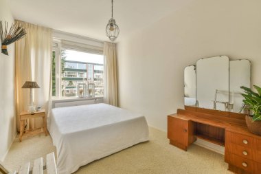 Yatak odasının içinde büyük bir pencere var.