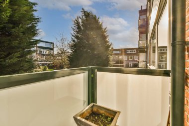 Şehrin balkonundan bak.