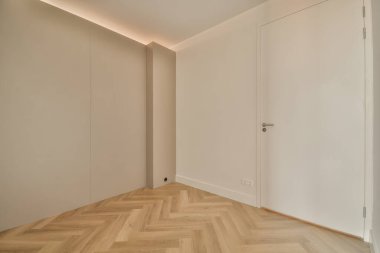 Geniş, boş bir oda