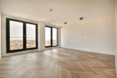 Geniş, boş bir oda