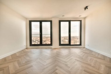 Geniş, boş bir oda