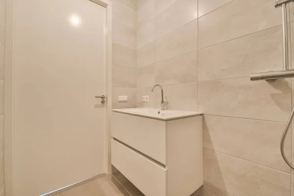 O banheiro cercado por telhas de mármore — Fotografia de Stock